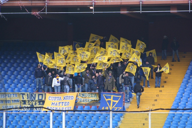 Genoa-Parma: bandierine al vento.